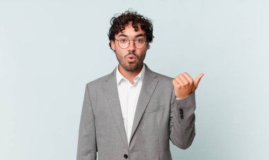 İspanyol işadamı, inanamadığı için hayrete düşmüş, yan taraftaki objeyi işaret ederek 