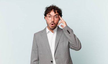 İspanyol işadamı şaşırmış, ağzı açık, şok olmuş, yeni bir düşünce, fikir ya da konseptin farkına varıyor.