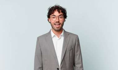 İspanyol işadamı mutlu ve hoş bir şekilde şaşırmış görünüyor. Büyülenmiş ve şok olmuş bir ifadeyle heyecanlanıyor.