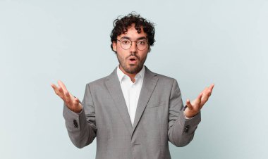 İspanyol işadamı aşırı derecede şok olmuş ve şaşırmış, endişeli ve paniklemiş hissediyor, stresli ve dehşete düşmüş bir bakışla