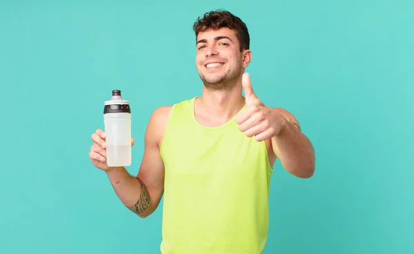 Fitnessmann Fühlt Sich Stolz Unbeschwert Selbstbewusst Und Glücklich Lächelt Positiv — Stockfoto