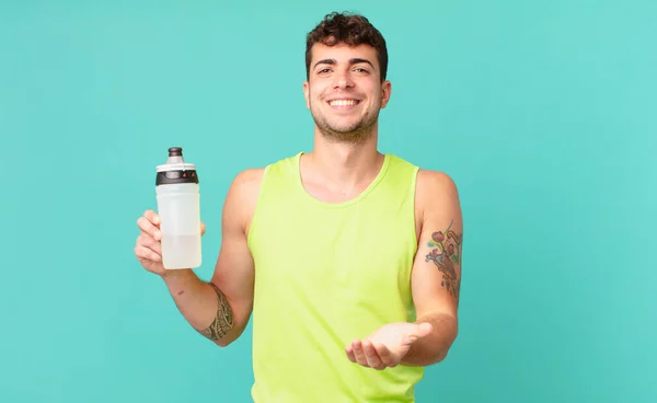 Fitness Mann Lächelt Glücklich Mit Freundlichem Selbstbewusstem Positivem Blick Bietet — Stockfoto