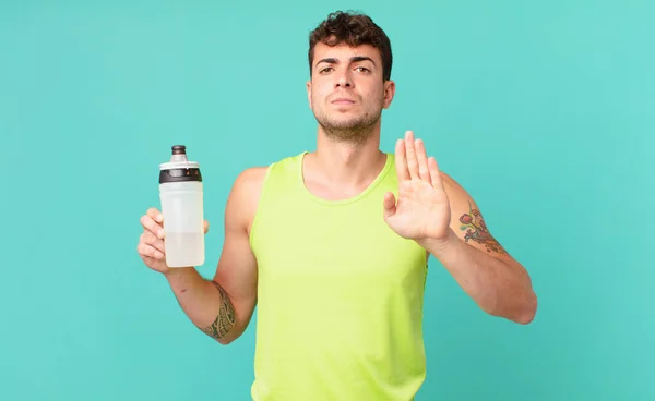 Fitness Hombre Buscando Serio Severo Disgustado Enojado Mostrando Palma Abierta — Foto de Stock