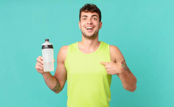 Hombre Fitness Sentirse Feliz Sorprendido Orgulloso Apuntando Mismo Con Una — Foto de Stock