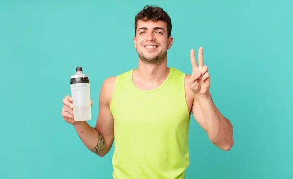 Fitness Man Ler Och Ser Vänlig Visar Nummer Två Eller — Stockfoto