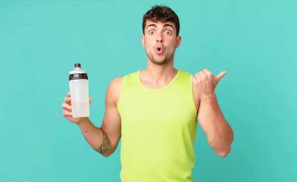 Fitness Mann Schaut Erstaunt Ungläubig Zeigt Auf Gegenstand Der Seite — Stockfoto