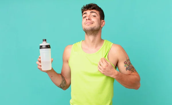 Homem Fitness Olhando Arrogante Bem Sucedido Positivo Orgulhoso Apontando Para — Fotografia de Stock