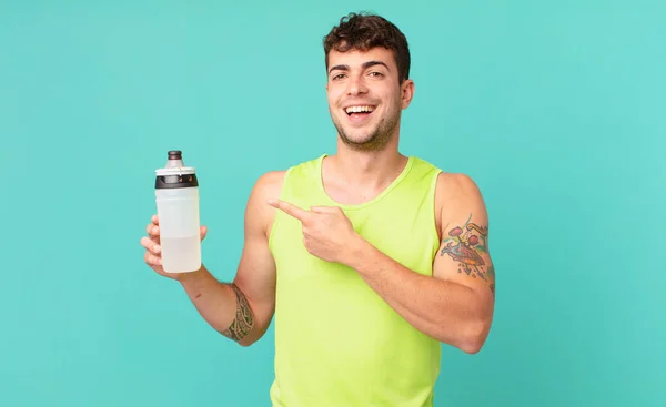 Fitness Man Looking Excited Surprised Pointing Side Upwards Copy Space — Stock Photo, Image