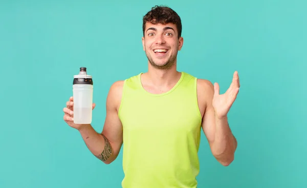 Homem Fitness Sentindo Feliz Surpreso Alegre Sorrindo Com Atitude Positiva — Fotografia de Stock