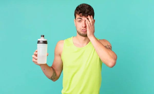 Homem Fitness Sentindo Entediado Frustrado Sonolento Depois Uma Tarefa Cansativa — Fotografia de Stock