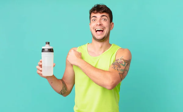 Homem Fitness Sentindo Feliz Positivo Bem Sucedido Motivado Enfrentar Desafio — Fotografia de Stock