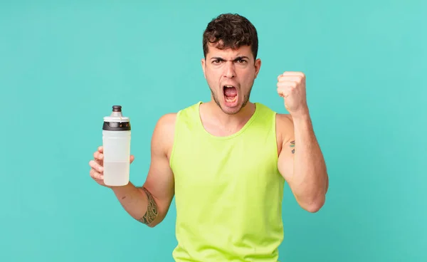 Homem Fitness Gritando Agressivamente Com Uma Expressão Irritada Com Punhos — Fotografia de Stock