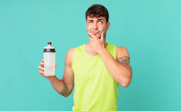 Fitness Man Thinking Sentindo Duvidoso Confuso Com Diferentes Opções Querendo — Fotografia de Stock