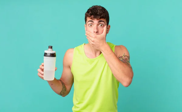 Fitness Man Bedekken Mond Met Handen Met Een Geschokt Verrast — Stockfoto