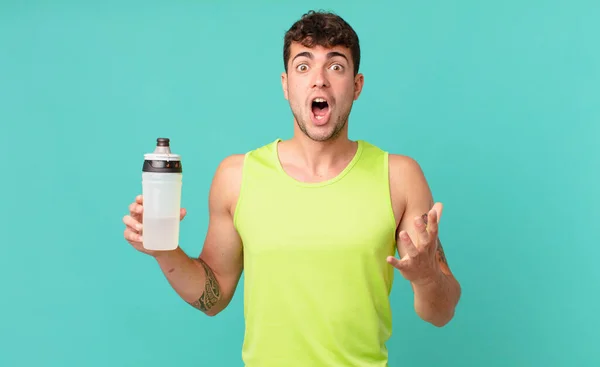 Hombre Fitness Siente Muy Sorprendido Sorprendido Ansioso Asustado Con Una —  Fotos de Stock