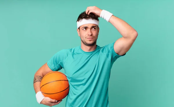 Fitness Man Feeling Puzzled Confused Scratching Head Looking Side — Stock Photo, Image