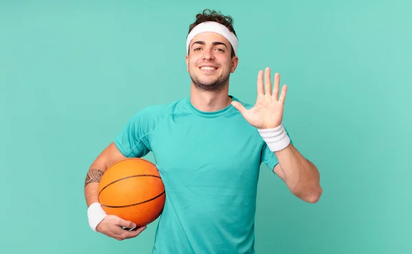 Homem Fitness Sorrindo Olhando Amigável Mostrando Número Cinco Quinto Com — Fotografia de Stock