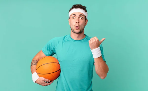 Fitness Man Looking Astonished Disbelief Pointing Object Side Saying Wow — Stock Photo, Image