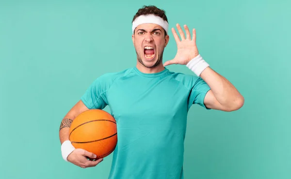 Hombre Fitness Gritando Con Las Manos Alto Sintiéndose Furioso Frustrado —  Fotos de Stock