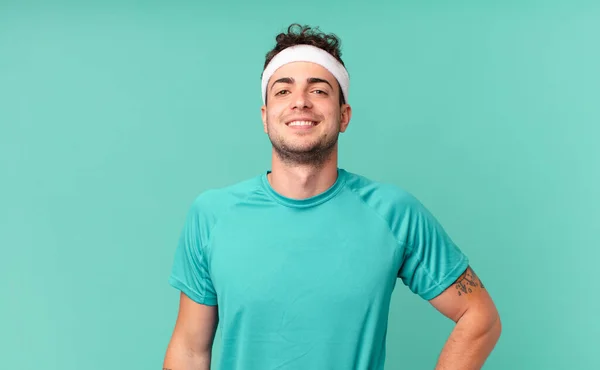 Homem Fitness Sorrindo Feliz Com Uma Mão Quadril Confiante Atitude — Fotografia de Stock