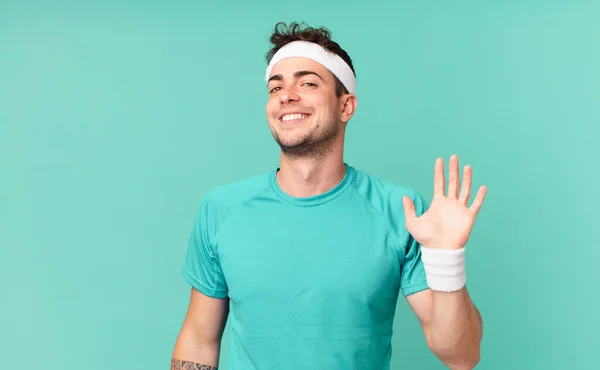 Homem Fitness Sorrindo Feliz Alegremente Acenando Mão Recebê Cumprimentá Dizer — Fotografia de Stock