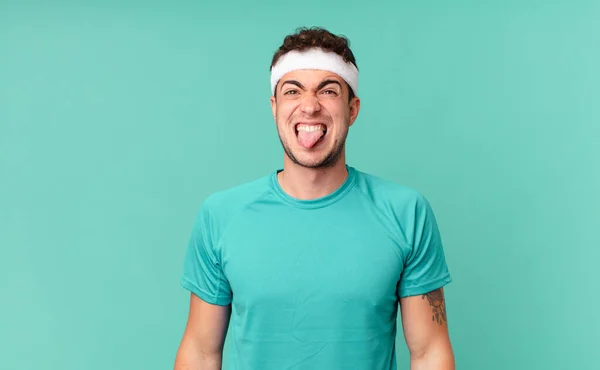 Fitnessmensch Fühlt Sich Angewidert Und Gereizt Streckt Die Zunge Heraus — Stockfoto