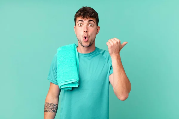 Fitness Man Looking Astonished Disbelief Pointing Object Side Saying Wow — Stock Photo, Image