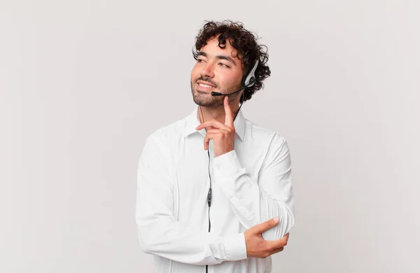 Telemarketer Lächelt Glücklich Und Träumt Oder Zweifelt Schaut Zur Seite — Stockfoto