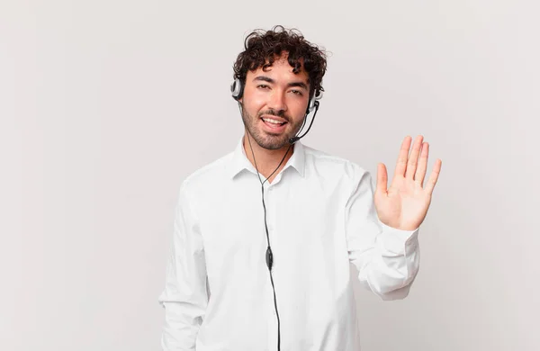 Telemarketer Lächelt Glücklich Und Fröhlich Winkt Mit Der Hand Begrüßt — Stockfoto