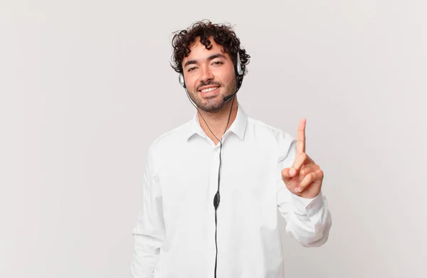 Telemarketer Sorridente Dall Aspetto Amichevole Mostrando Numero Uno Primo Con — Foto Stock