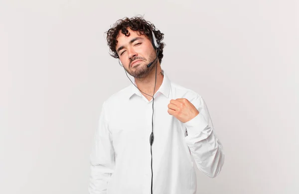 Telemarketer Sieht Arrogant Erfolgreich Positiv Und Stolz Aus Und Zeigt — Stockfoto