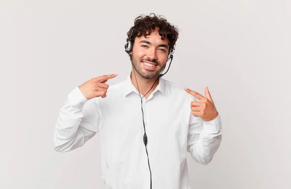 Telemarketern Ler Tryggt Pekar Egen Bred Leende Positiv Avslappnad Nöjd — Stockfoto