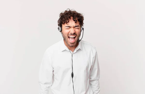 Telemarketer Gritando Agresivamente Mirando Muy Enojado Frustrado Indignado Molesto Gritando — Foto de Stock