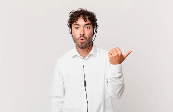 Telemarketer Looking Astonished Disbelief Pointing Object Side Saying Wow Unbelievable — Stock Photo, Image