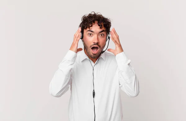 Telemarketer Skriker Med Händerna Upp Luften Känner Sig Rasande Frustrerad — Stockfoto