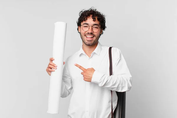 Arquitecto Mirando Emocionado Sorprendido Apuntando Hacia Lado Hacia Arriba Para —  Fotos de Stock