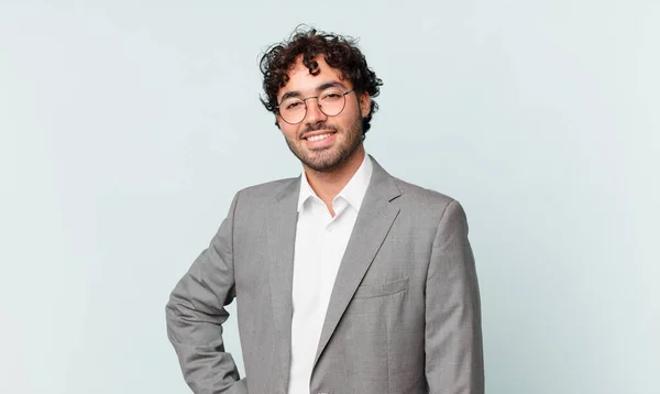 Hombre Negocios Hispano Sonriendo Felizmente Con Una Mano Cadera Actitud —  Fotos de Stock