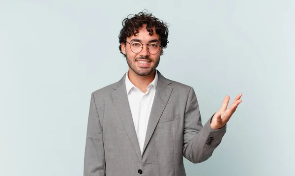 Hispánský Podnikatel Cítí Šťastný Překvapený Veselý Usmívá Pozitivním Postojem Realizuje — Stock fotografie