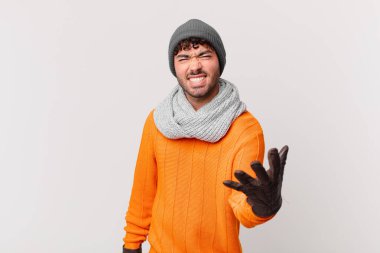 İspanyol adam sinirli, sinirli ve sinirli görünüyor. Senin neyin var?