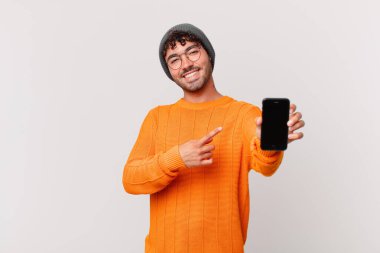 Hücresi olan İspanyol bir adam heyecanlı ve şaşırmış görünüyor.