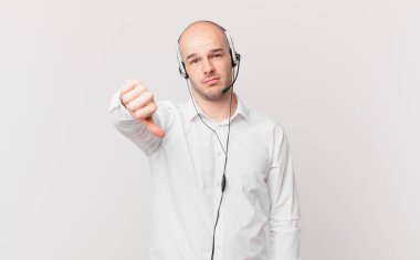 Kel adam sinirli, sinirli ve hayal kırıklığına uğramış görünüyor. Senin neyin var? 