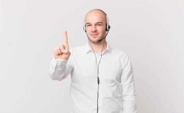 Kel adam sinirli, sinirli ve hayal kırıklığına uğramış görünüyor. Senin neyin var? 