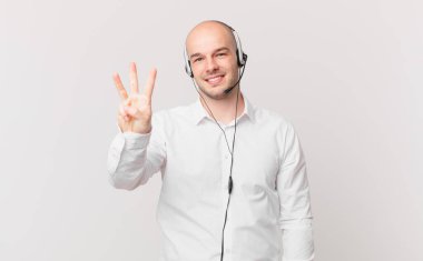 Kel adam sinirli, sinirli ve hayal kırıklığına uğramış görünüyor. Senin neyin var? 