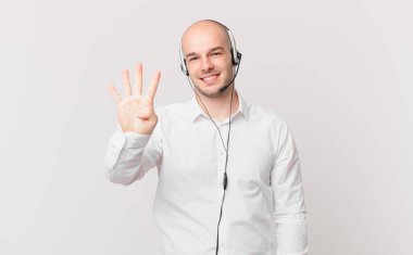 Kel adam sinirli, sinirli ve hayal kırıklığına uğramış görünüyor. Senin neyin var? 