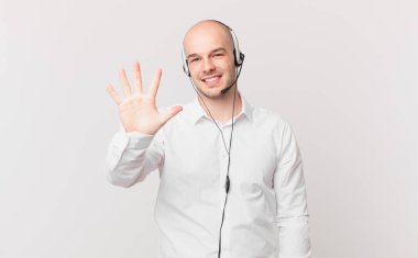 Kel adam sinirli, sinirli ve hayal kırıklığına uğramış görünüyor. Senin neyin var? 