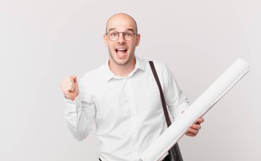 Mimar şok olmuş, heyecanlı ve mutlu hissediyor, gülüyor ve başarıyı kutluyor,!