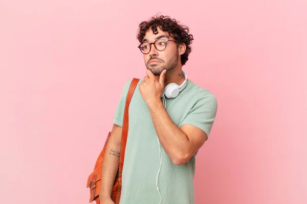 Hispanische Studenten Denken Fühlen Sich Zweifelhaft Und Verwirrt Mit Verschiedenen — Stockfoto