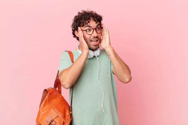 Hispanic Student Zich Gelukkig Opgewonden Verrast Voelen Kijken Naar Zijkant — Stockfoto