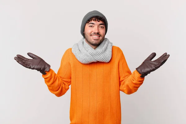 Hombre Hispano Sintiéndose Feliz Emocionado Sorprendido Sorprendido Sonriendo Asombrado Por —  Fotos de Stock