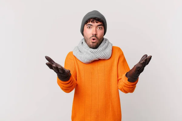 Hispanic Man Feeling Extremely Shocked Surprised Anxious Panicking Stressed Horrified — Stockfoto